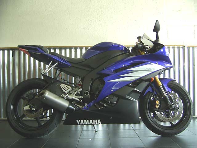 2006 Yamaha YZF R6 in Blue and Black